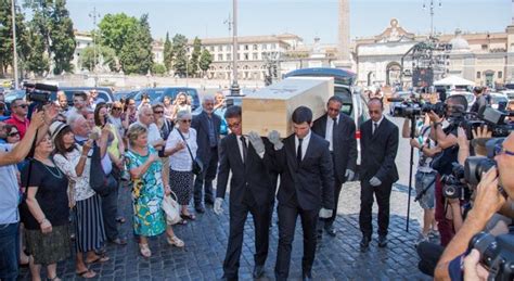 Roma, un lungo applauso per l'addio a Carla Fendi nella chiesa 